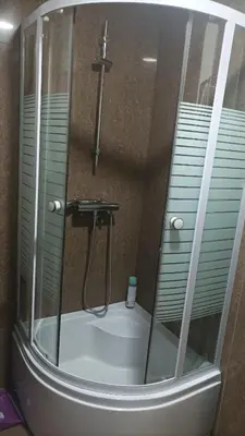 a shower with a glass enclosure in a bathroom at Apartman Vrnjacka zora in Vrnjačka Banja