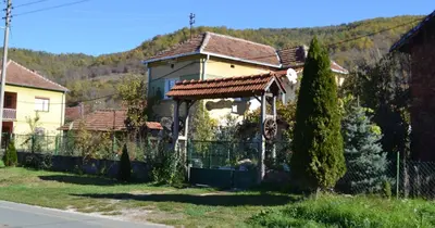 a house with a gate and a fence at STD Verice Đorđević in Kalna