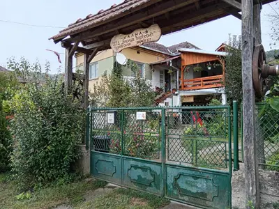 a gate in front of a house with a sign at STD Verice Đorđević in Kalna