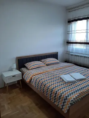 a bedroom with a bed and a window at Apartman Milic Pirot-Zapadni Kej 10 in Pirot