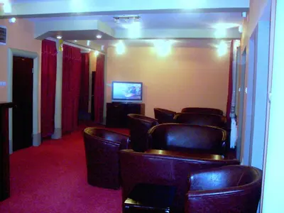 a waiting room with leather chairs and a flat screen tv at HOTEL VILA MITIC LUXX SPA centar in Leskovac