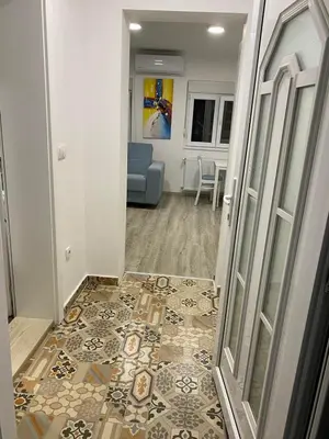 a hallway with a tile floor in a room at Apartman MIMI in Vrnjačka Banja