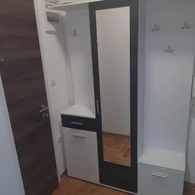 a mirror in a small room with a door at Apartman Ignjatović in Vrnjačka Banja