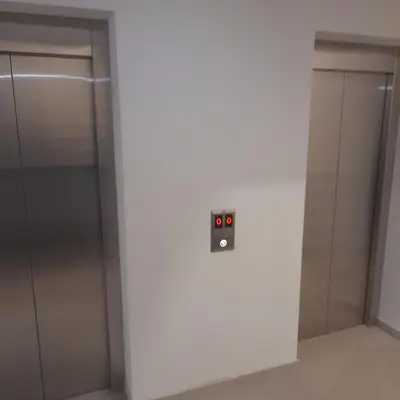 a white wall with a switch on a wall at Apartman Ignjatović in Vrnjačka Banja